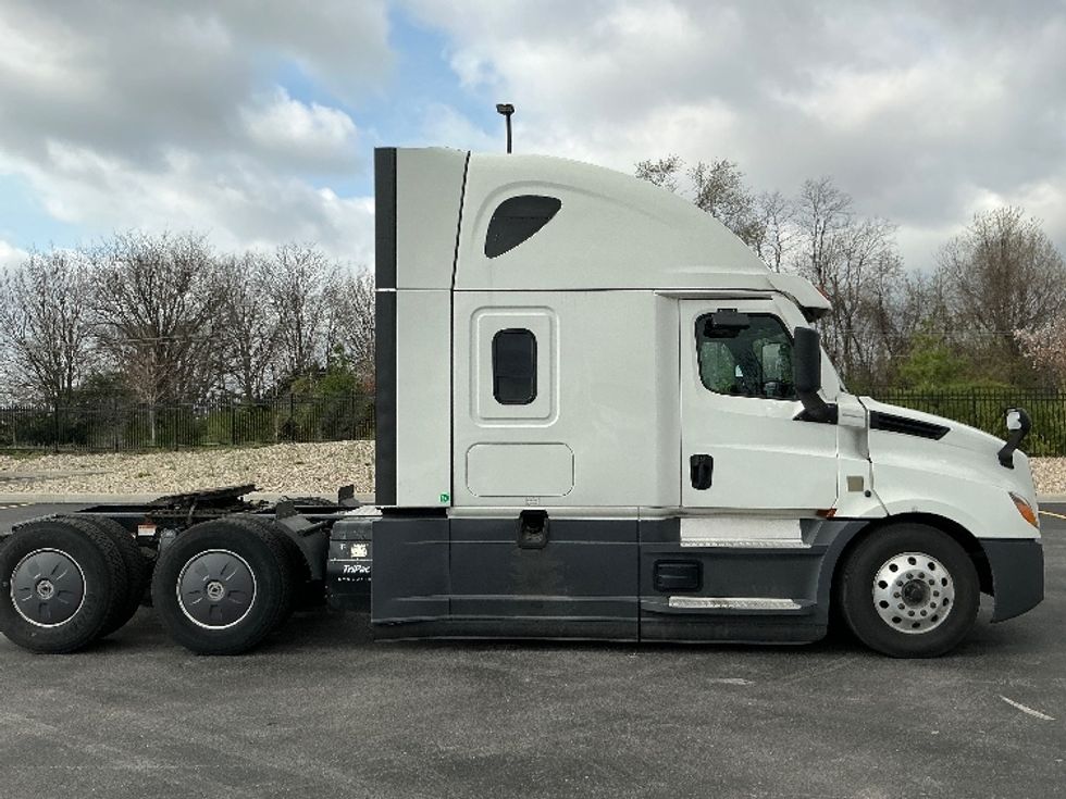Sleeper Tractor-Heavy Duty Tractors-Freightliner-2022-T12664ST-Erlanger-KY-389,356\n\t\tmiles-$ 74,500 - Image 8
