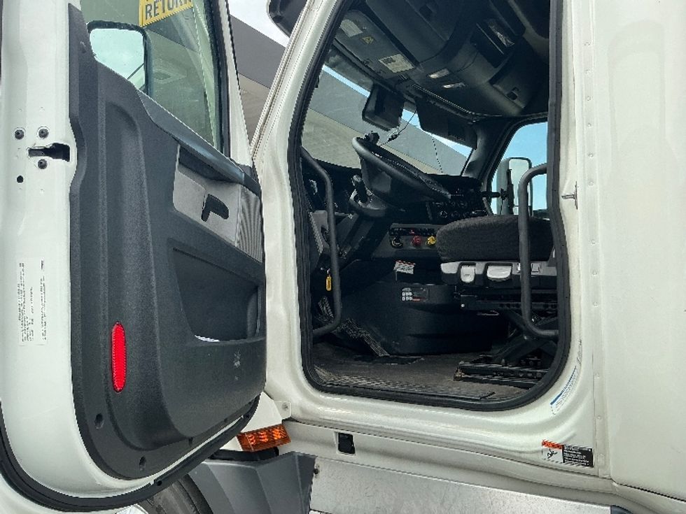 Sleeper Tractor-Heavy Duty Tractors-Freightliner-2022-T12664ST-Erlanger-KY-389,356\n\t\tmiles-$ 74,500 - Image 9