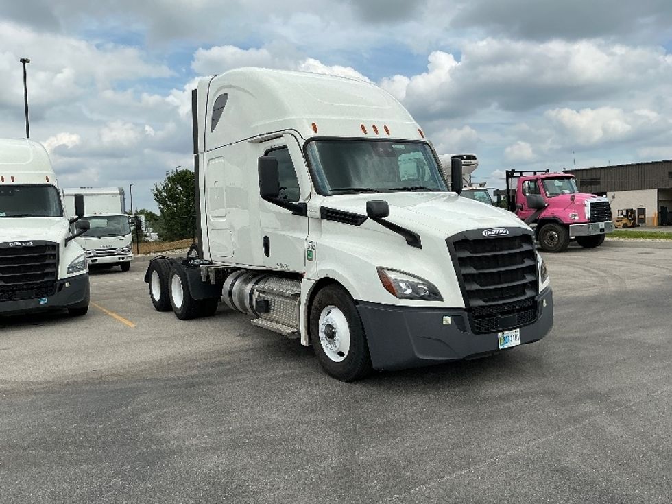 Sleeper Tractor-Heavy Duty Tractors-Freightliner-2022-T12664ST-Erlanger-KY-407,000\n\t\tmiles-$ 83,750 - Image 1