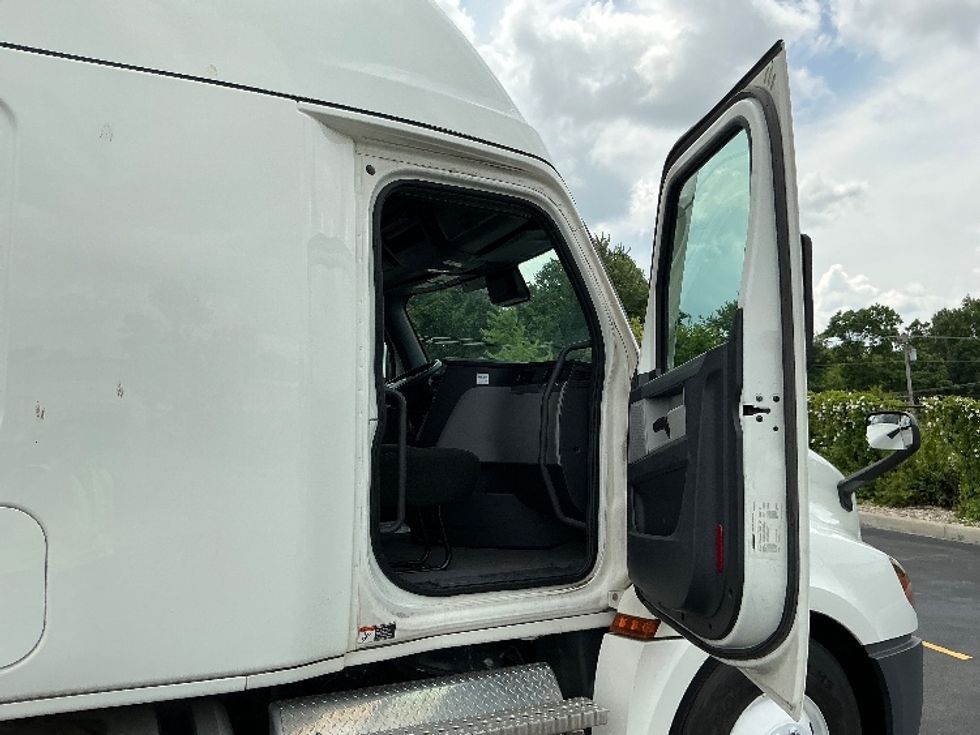 Sleeper Tractor-Heavy Duty Tractors-Freightliner-2022-T12664ST-Erlanger-KY-407,000\n\t\tmiles-$ 83,750 - Image 13