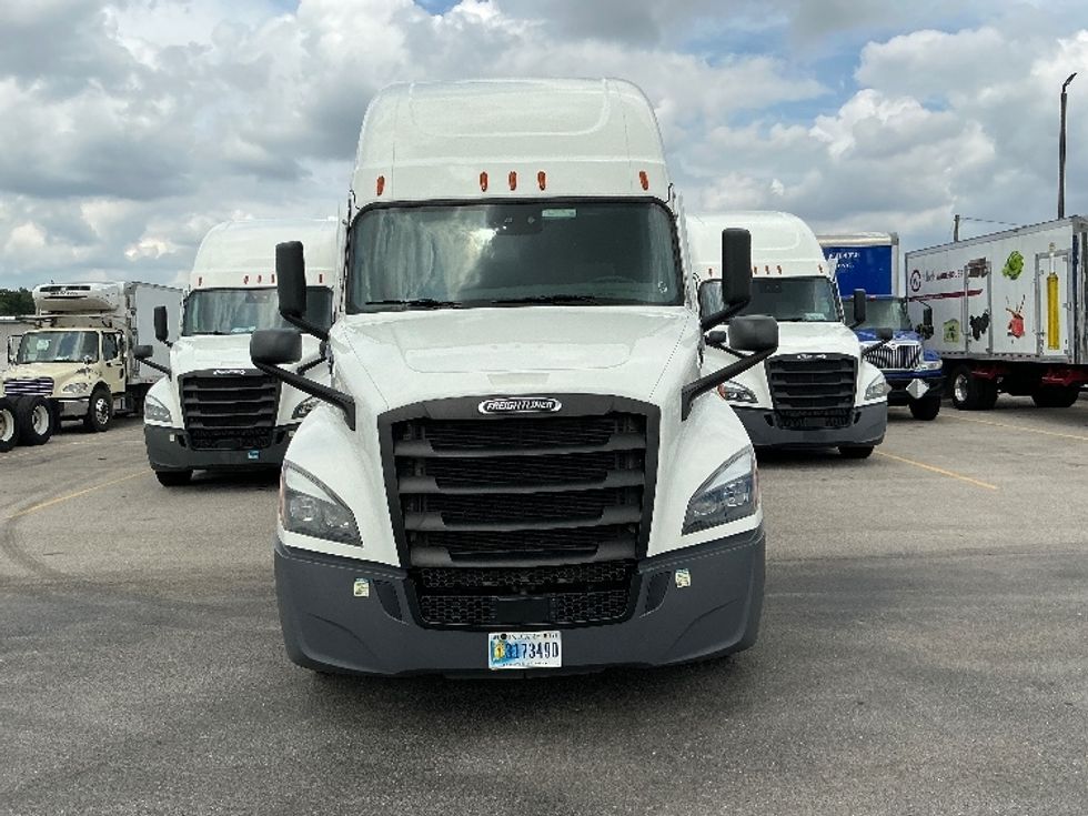 Sleeper Tractor-Heavy Duty Tractors-Freightliner-2022-T12664ST-Erlanger-KY-407,000\n\t\tmiles-$ 83,750 - Image 2