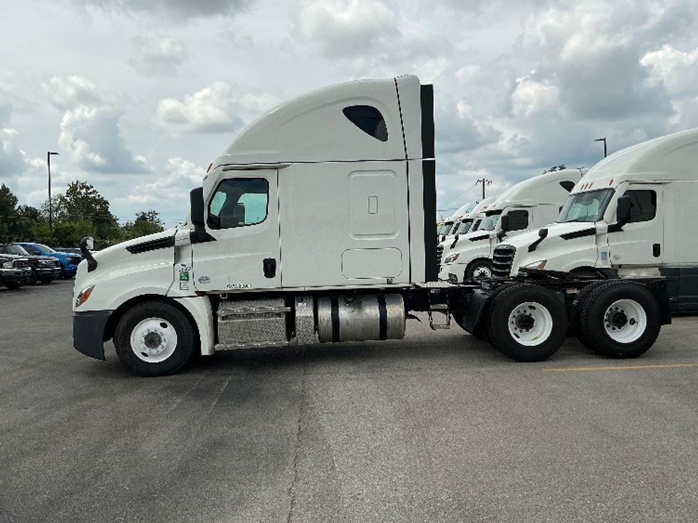 Sleeper Tractor-Heavy Duty Tractors-Freightliner-2022-T12664ST-Erlanger-KY-407,000\n\t\tmiles-$ 83,750 - Image 4