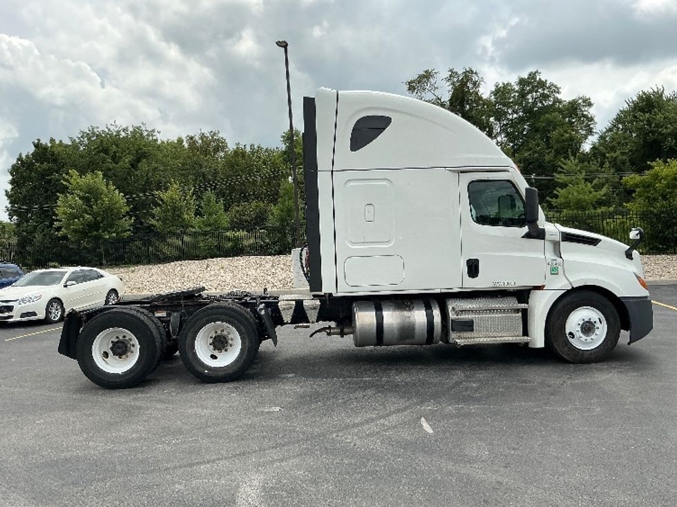 Sleeper Tractor-Heavy Duty Tractors-Freightliner-2022-T12664ST-Erlanger-KY-407,000\n\t\tmiles-$ 83,750 - Image 8