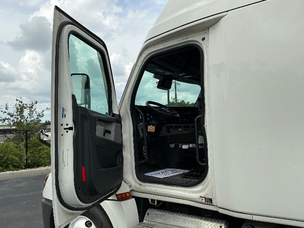 Sleeper Tractor-Heavy Duty Tractors-Freightliner-2022-T12664ST-Erlanger-KY-407,000\n\t\tmiles-$ 83,750 - Image 9