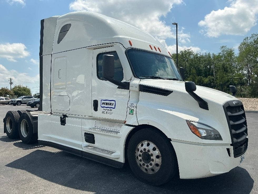 Sleeper Tractor-Heavy Duty Tractors-Freightliner-2022-T12664ST-Erlanger-KY-421,024\n\t\tmiles-$ 78,000 - Image 1