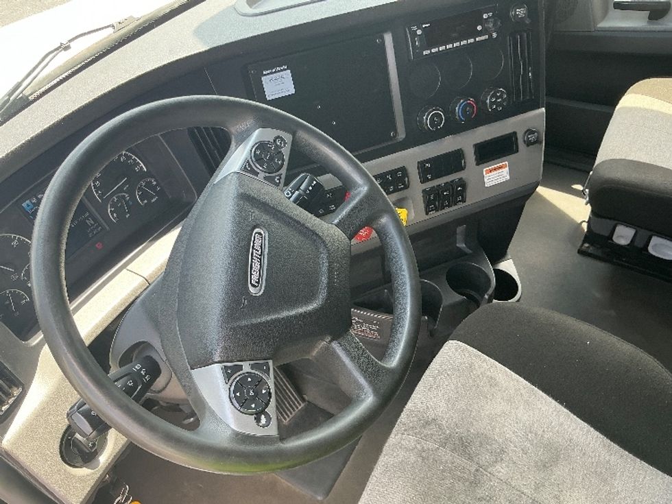 Sleeper Tractor-Heavy Duty Tractors-Freightliner-2022-T12664ST-Erlanger-KY-421,024\n\t\tmiles-$ 78,000 - Image 10