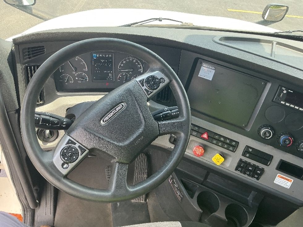 Sleeper Tractor-Heavy Duty Tractors-Freightliner-2022-T12664ST-Erlanger-KY-421,024\n\t\tmiles-$ 78,000 - Image 11