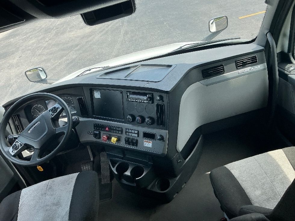 Sleeper Tractor-Heavy Duty Tractors-Freightliner-2022-T12664ST-Erlanger-KY-421,024\n\t\tmiles-$ 78,000 - Image 12