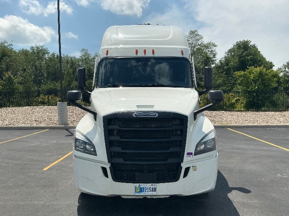 Sleeper Tractor-Heavy Duty Tractors-Freightliner-2022-T12664ST-Erlanger-KY-421,024\n\t\tmiles-$ 78,000 - Image 2