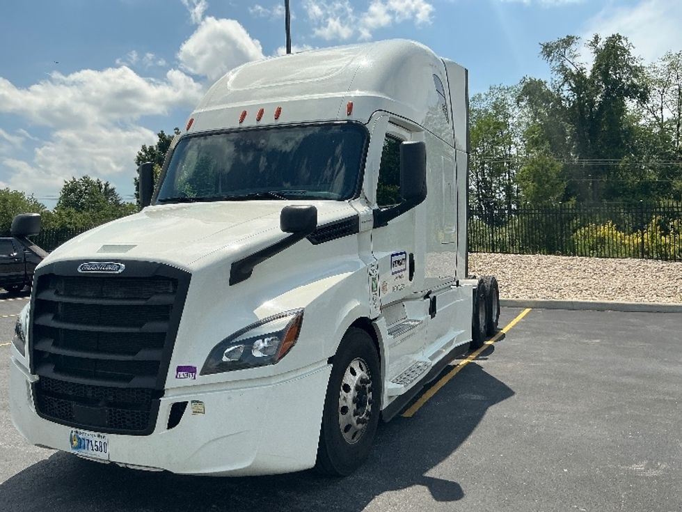 Sleeper Tractor-Heavy Duty Tractors-Freightliner-2022-T12664ST-Erlanger-KY-421,024\n\t\tmiles-$ 78,000 - Image 3