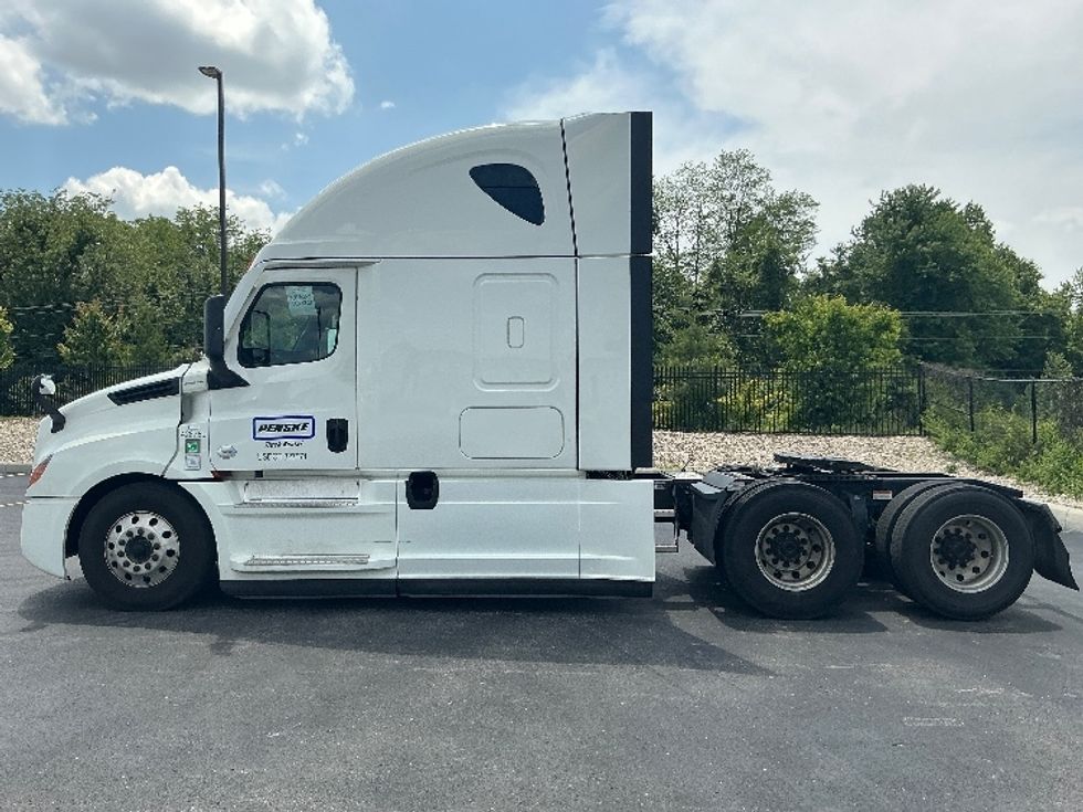 Sleeper Tractor-Heavy Duty Tractors-Freightliner-2022-T12664ST-Erlanger-KY-421,024\n\t\tmiles-$ 78,000 - Image 4