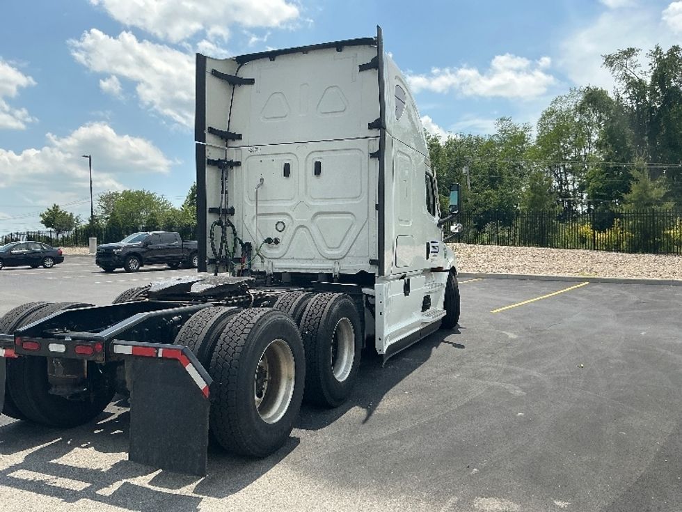 Sleeper Tractor-Heavy Duty Tractors-Freightliner-2022-T12664ST-Erlanger-KY-421,024\n\t\tmiles-$ 78,000 - Image 7