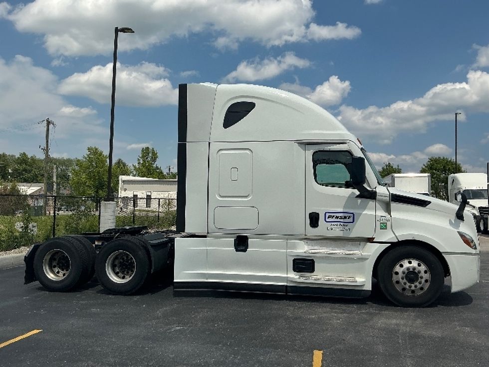 Sleeper Tractor-Heavy Duty Tractors-Freightliner-2022-T12664ST-Erlanger-KY-421,024\n\t\tmiles-$ 78,000 - Image 8