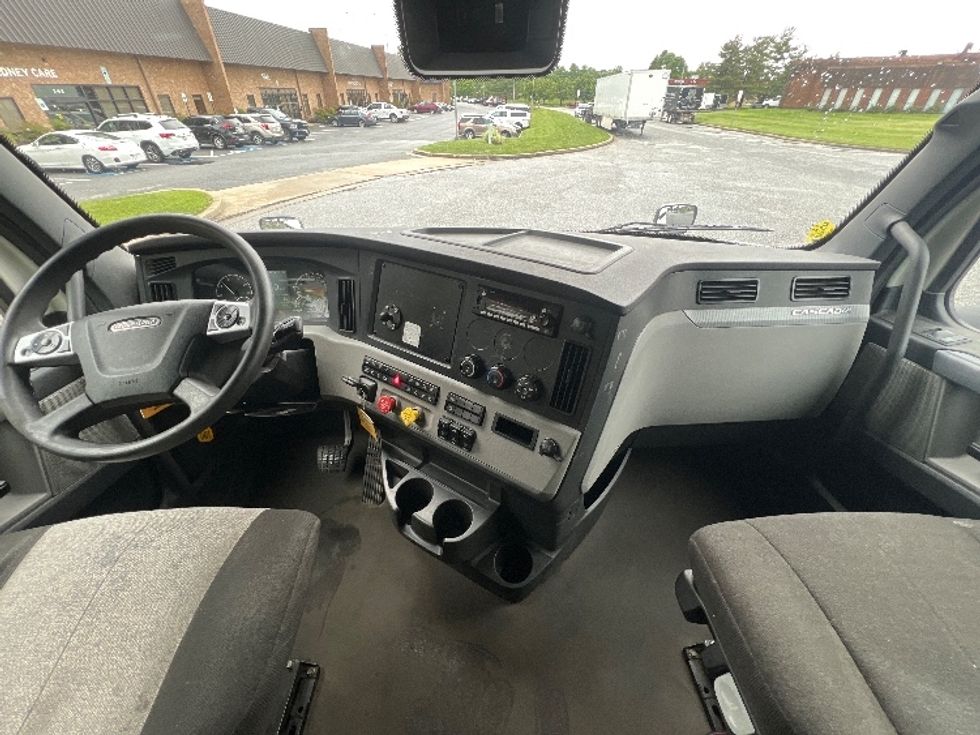 Sleeper Tractor-Heavy Duty Tractors-Freightliner-2022-T12664ST-Essex-MD-475,295\n\t\tmiles-$ 73,750 - Image 12