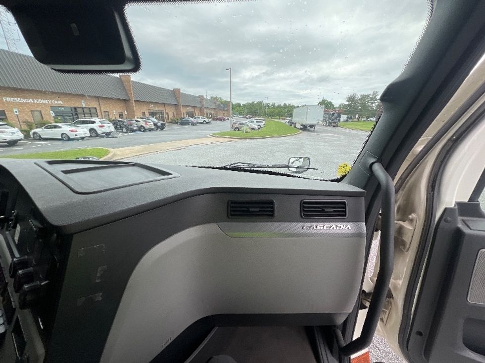 Sleeper Tractor-Heavy Duty Tractors-Freightliner-2022-T12664ST-Essex-MD-475,295\n\t\tmiles-$ 73,750 - Image 14