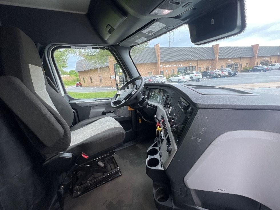 Sleeper Tractor-Heavy Duty Tractors-Freightliner-2022-T12664ST-Essex-MD-475,295\n\t\tmiles-$ 73,750 - Image 15
