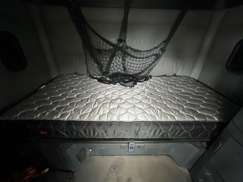 Sleeper Tractor-Heavy Duty Tractors-Freightliner-2022-T12664ST-Essex-MD-475,295\n\t\tmiles-$ 73,750 - Image 16