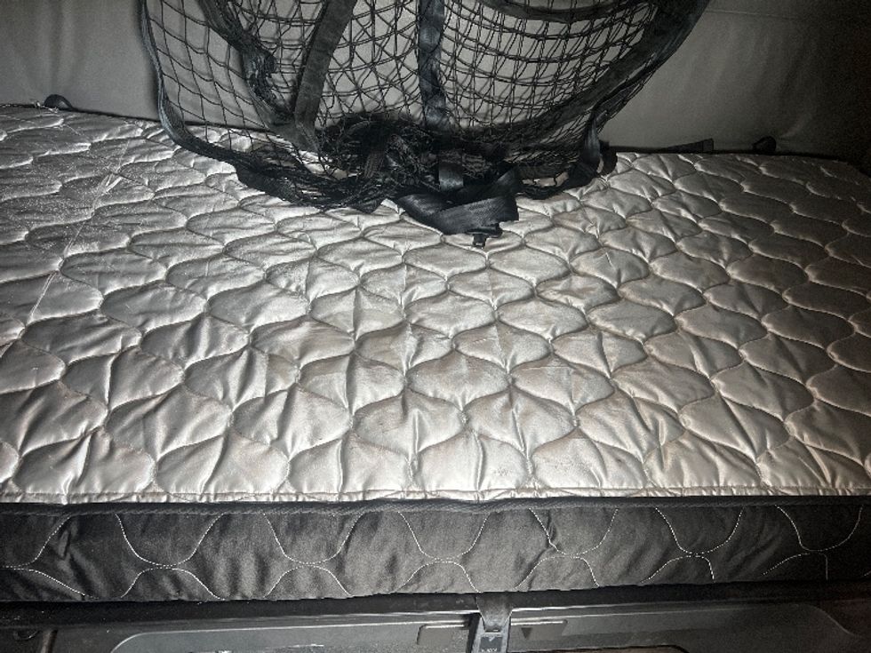 Sleeper Tractor-Heavy Duty Tractors-Freightliner-2022-T12664ST-Essex-MD-475,295\n\t\tmiles-$ 73,750 - Image 17