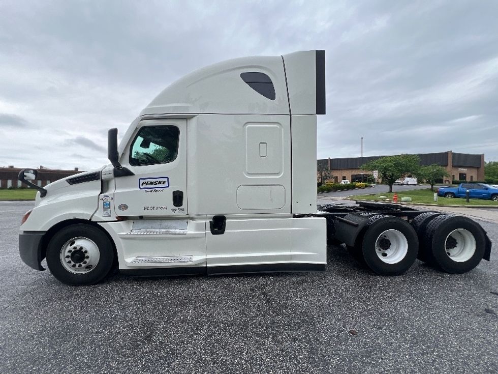 Sleeper Tractor-Heavy Duty Tractors-Freightliner-2022-T12664ST-Essex-MD-475,295\n\t\tmiles-$ 73,750 - Image 4