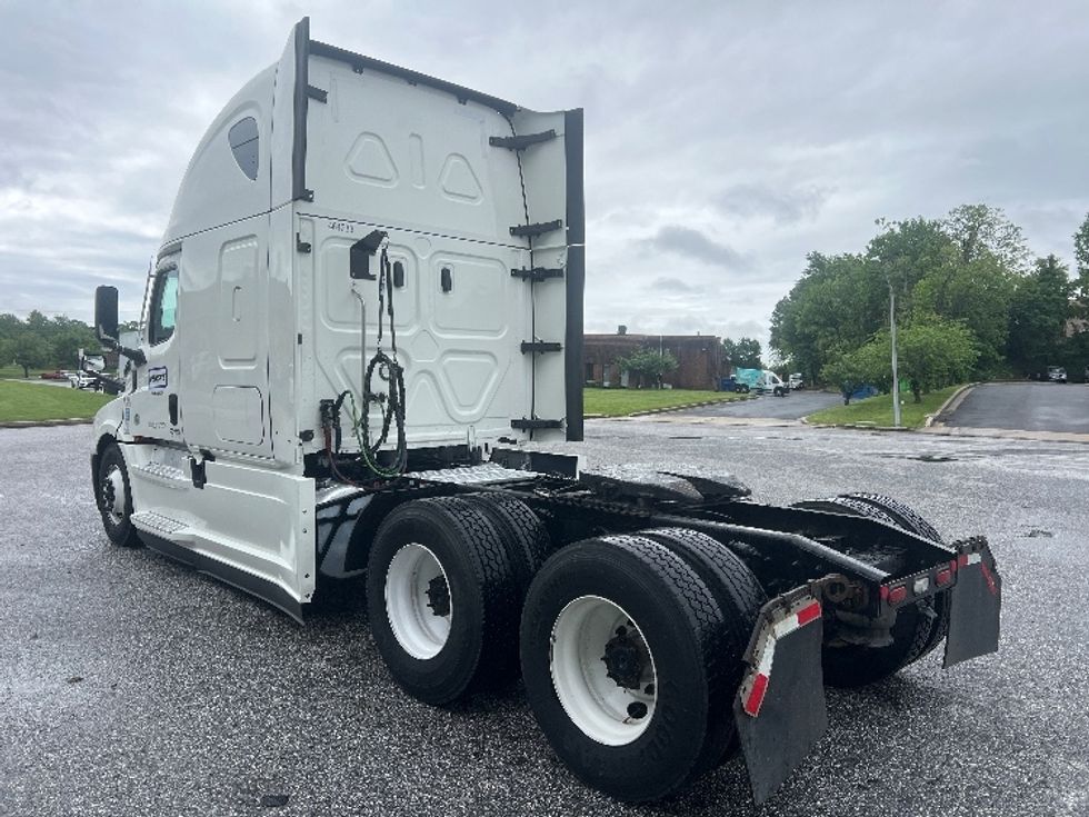 Sleeper Tractor-Heavy Duty Tractors-Freightliner-2022-T12664ST-Essex-MD-475,295\n\t\tmiles-$ 73,750 - Image 5