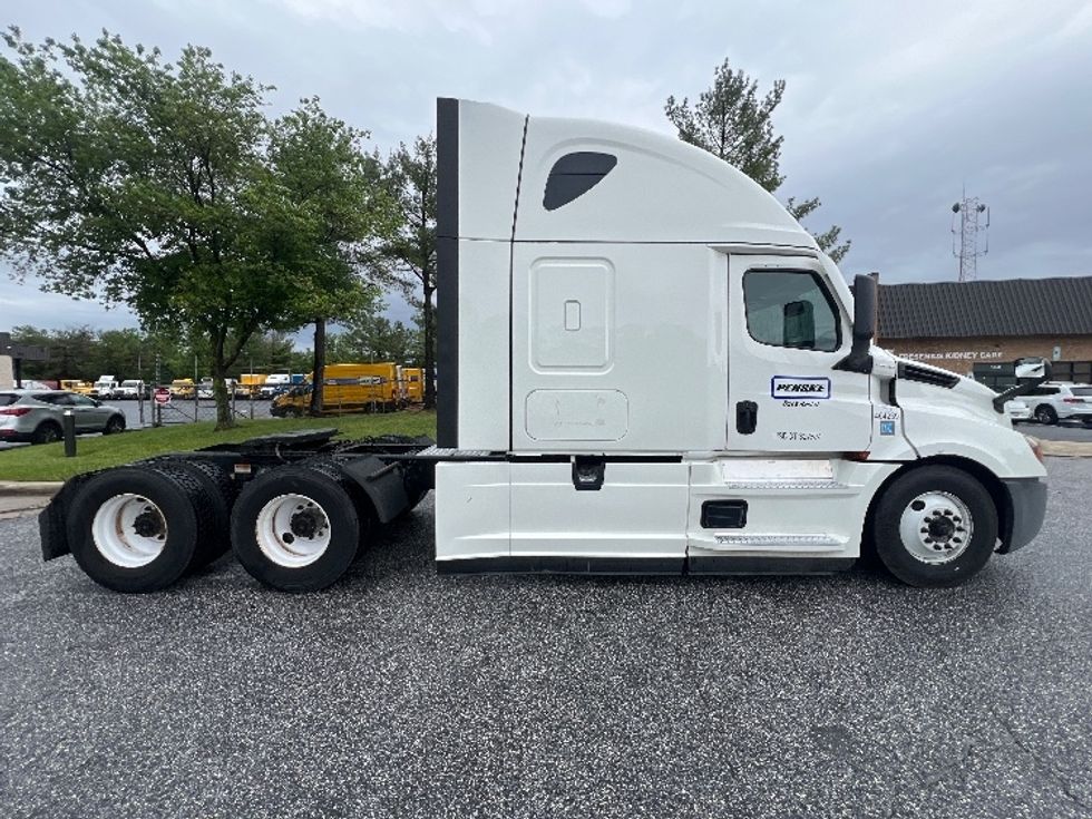 Sleeper Tractor-Heavy Duty Tractors-Freightliner-2022-T12664ST-Essex-MD-475,295\n\t\tmiles-$ 73,750 - Image 8