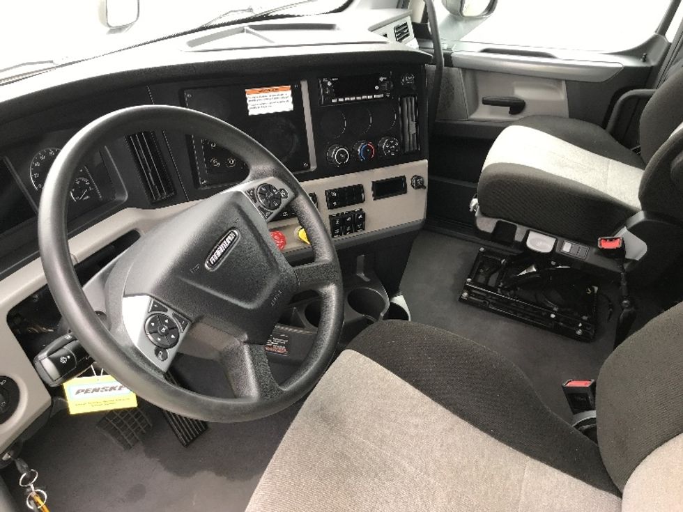 Sleeper Tractor-Heavy Duty Tractors-Freightliner-2022-T12664ST-Etobicoke-ON-513,164\n\t\tkm-$ 113,250 - Image 10