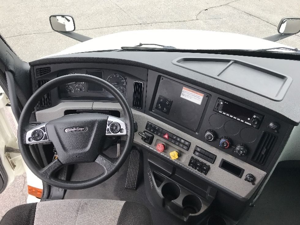 Sleeper Tractor-Heavy Duty Tractors-Freightliner-2022-T12664ST-Etobicoke-ON-513,164\n\t\tkm-$ 113,250 - Image 11