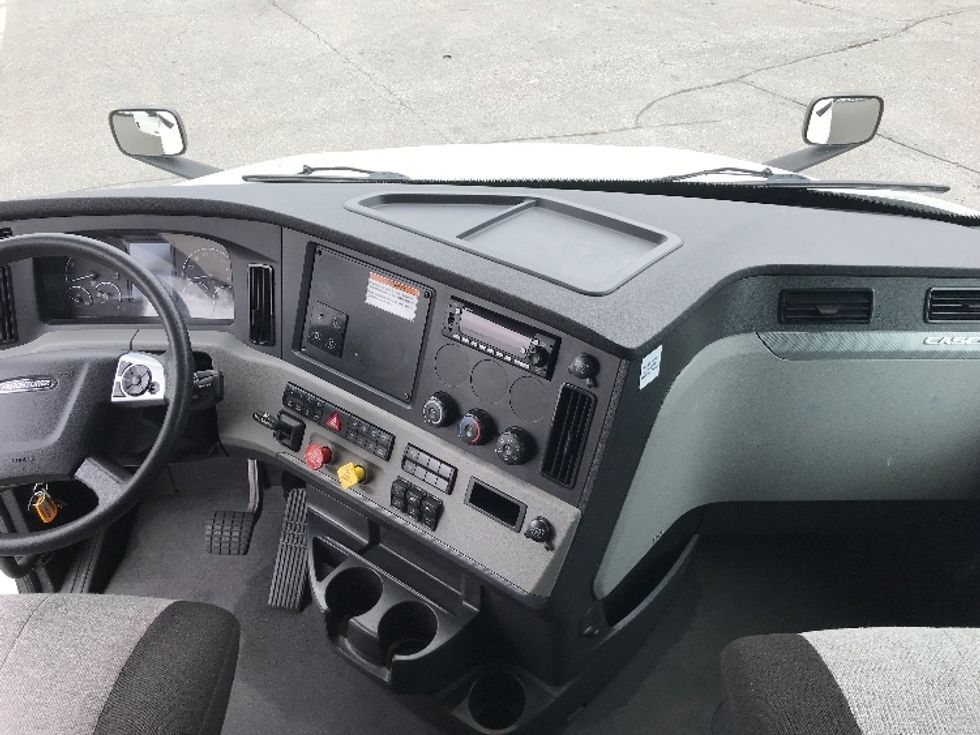 Sleeper Tractor-Heavy Duty Tractors-Freightliner-2022-T12664ST-Etobicoke-ON-513,164\n\t\tkm-$ 113,250 - Image 12