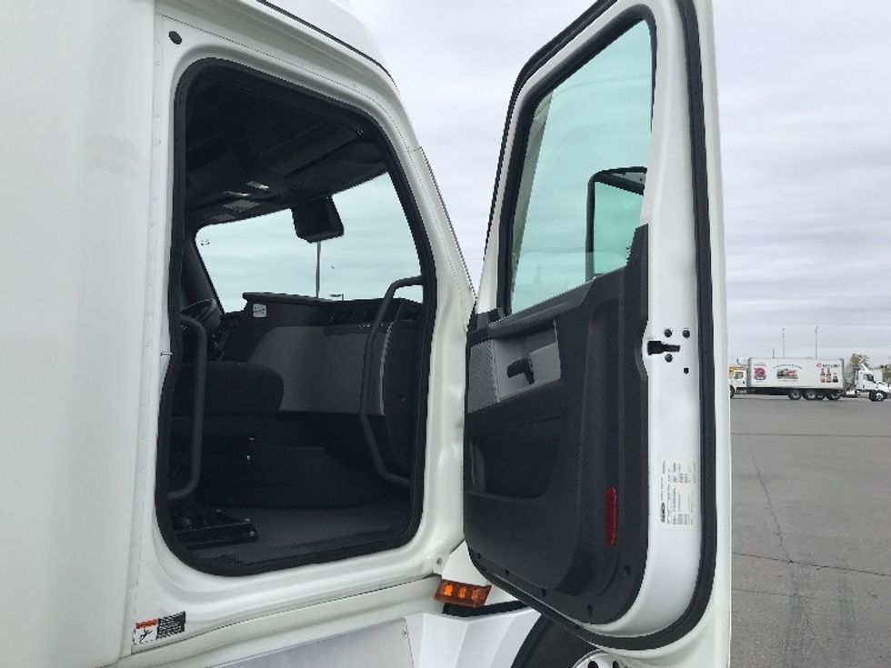 Sleeper Tractor-Heavy Duty Tractors-Freightliner-2022-T12664ST-Etobicoke-ON-513,164\n\t\tkm-$ 113,250 - Image 13