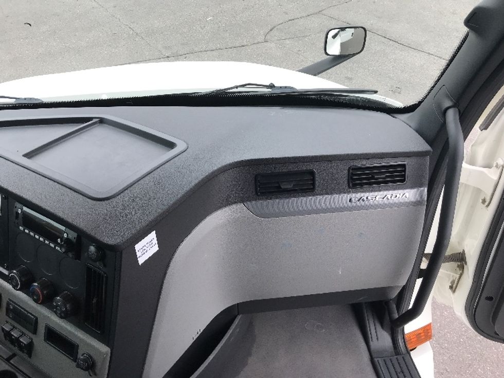 Sleeper Tractor-Heavy Duty Tractors-Freightliner-2022-T12664ST-Etobicoke-ON-513,164\n\t\tkm-$ 113,250 - Image 14