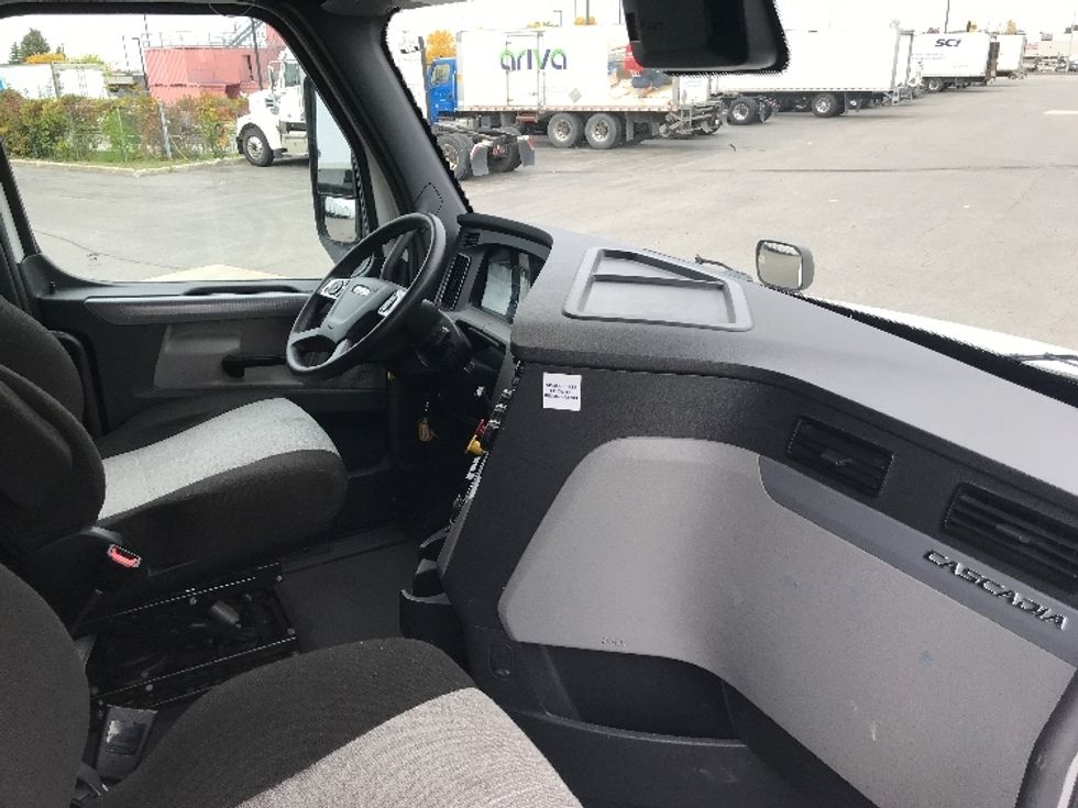 Sleeper Tractor-Heavy Duty Tractors-Freightliner-2022-T12664ST-Etobicoke-ON-513,164\n\t\tkm-$ 113,250 - Image 15