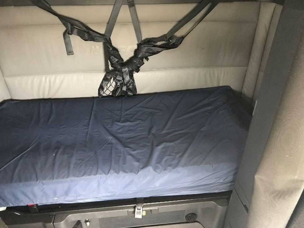 Sleeper Tractor-Heavy Duty Tractors-Freightliner-2022-T12664ST-Etobicoke-ON-513,164\n\t\tkm-$ 113,250 - Image 16