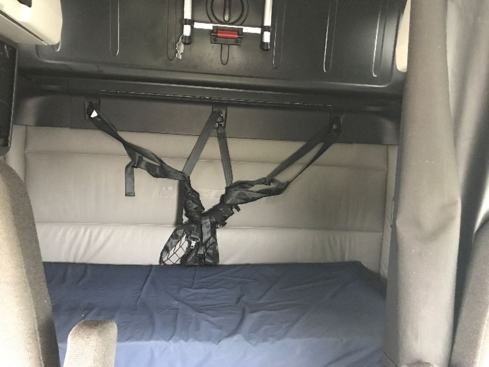 Sleeper Tractor-Heavy Duty Tractors-Freightliner-2022-T12664ST-Etobicoke-ON-513,164\n\t\tkm-$ 113,250 - Image 17