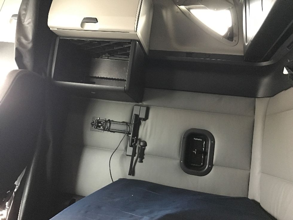 Sleeper Tractor-Heavy Duty Tractors-Freightliner-2022-T12664ST-Etobicoke-ON-513,164\n\t\tkm-$ 113,250 - Image 18