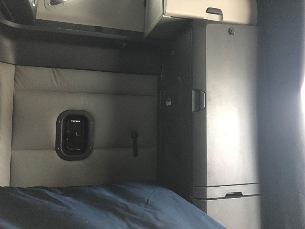 Sleeper Tractor-Heavy Duty Tractors-Freightliner-2022-T12664ST-Etobicoke-ON-513,164\n\t\tkm-$ 113,250 - Image 19