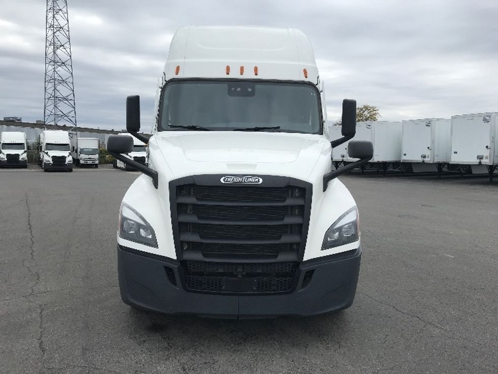 Sleeper Tractor-Heavy Duty Tractors-Freightliner-2022-T12664ST-Etobicoke-ON-513,164\n\t\tkm-$ 113,250 - Image 2