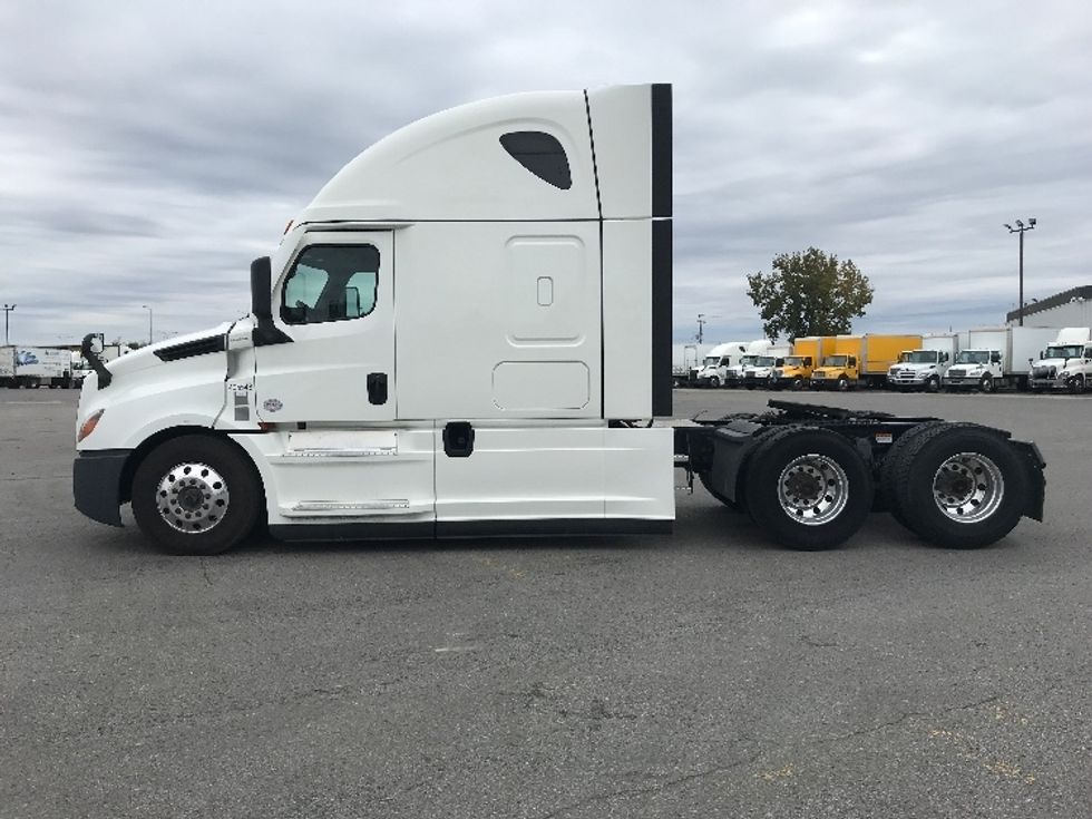 Sleeper Tractor-Heavy Duty Tractors-Freightliner-2022-T12664ST-Etobicoke-ON-513,164\n\t\tkm-$ 113,250 - Image 4