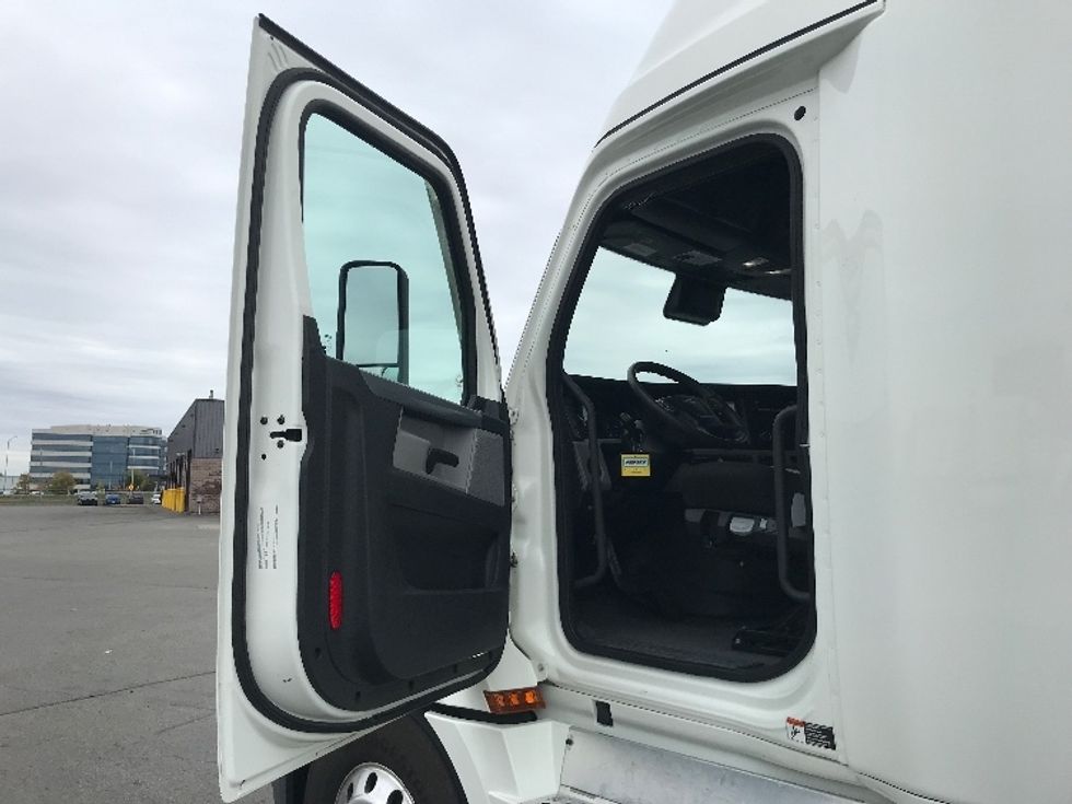 Sleeper Tractor-Heavy Duty Tractors-Freightliner-2022-T12664ST-Etobicoke-ON-513,164\n\t\tkm-$ 113,250 - Image 9