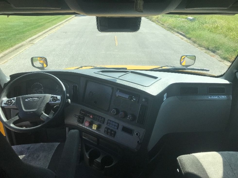 Sleeper Tractor-Heavy Duty Tractors-Freightliner-2022-T12664ST-Evansville-IN-409,540\n\t\tmiles-$ 73,000 - Image 12