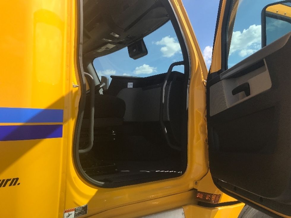 Sleeper Tractor-Heavy Duty Tractors-Freightliner-2022-T12664ST-Evansville-IN-409,540\n\t\tmiles-$ 73,000 - Image 13