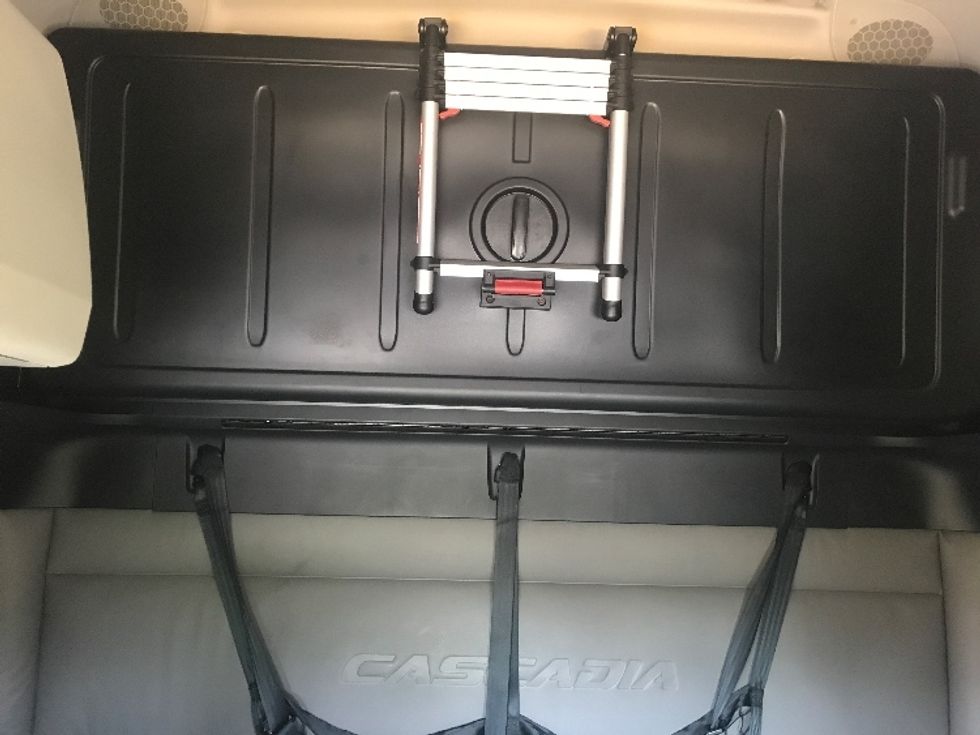 Sleeper Tractor-Heavy Duty Tractors-Freightliner-2022-T12664ST-Evansville-IN-409,540\n\t\tmiles-$ 73,000 - Image 16