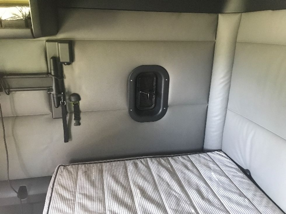 Sleeper Tractor-Heavy Duty Tractors-Freightliner-2022-T12664ST-Evansville-IN-409,540\n\t\tmiles-$ 73,000 - Image 19