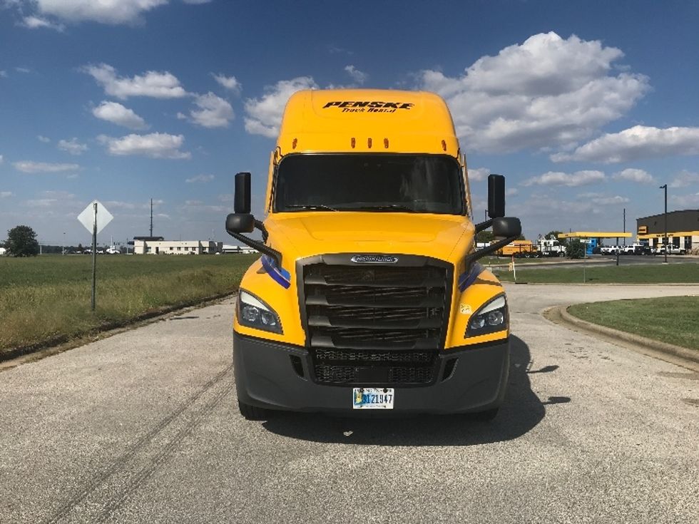 2022 Freightliner Cascadia 126" Sleeper Cab photo 2