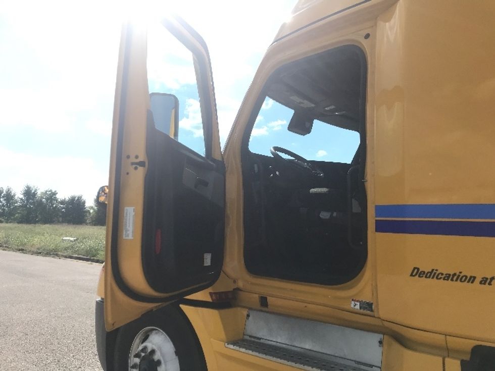 Sleeper Tractor-Heavy Duty Tractors-Freightliner-2022-T12664ST-Evansville-IN-409,540\n\t\tmiles-$ 73,000 - Image 9