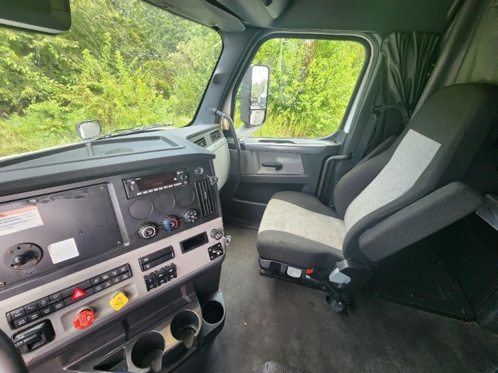 Sleeper Tractor-Heavy Duty Tractors-Freightliner-2022-T12664ST-Evansville-IN-445,231\n\t\tmiles-$ 74,500 - Image 10