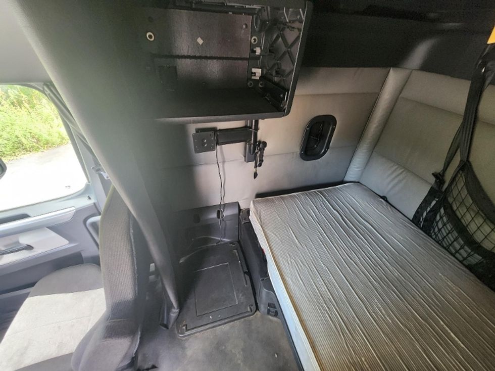 Sleeper Tractor-Heavy Duty Tractors-Freightliner-2022-T12664ST-Evansville-IN-445,231\n\t\tmiles-$ 74,500 - Image 19