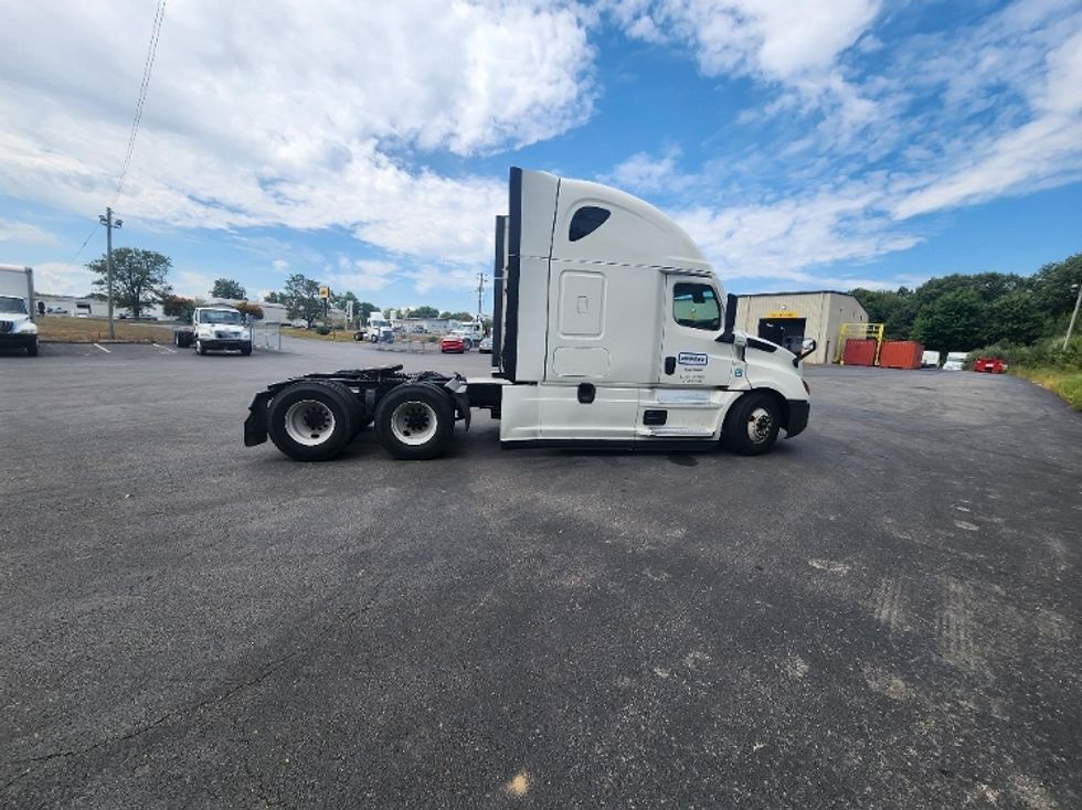 Sleeper Tractor-Heavy Duty Tractors-Freightliner-2022-T12664ST-Evansville-IN-445,231\n\t\tmiles-$ 74,500 - Image 8