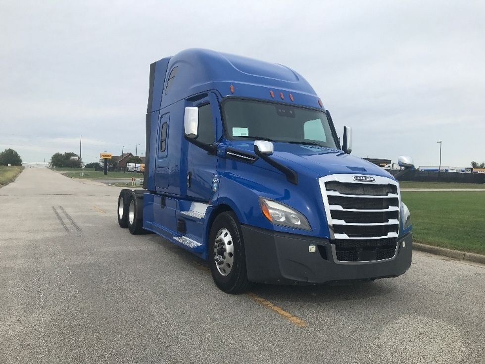 Sleeper Tractor-Heavy Duty Tractors-Freightliner-2022-T12664ST-Evansville-IN-501,099\n\t\tmiles-$ 68,250 - Image 1