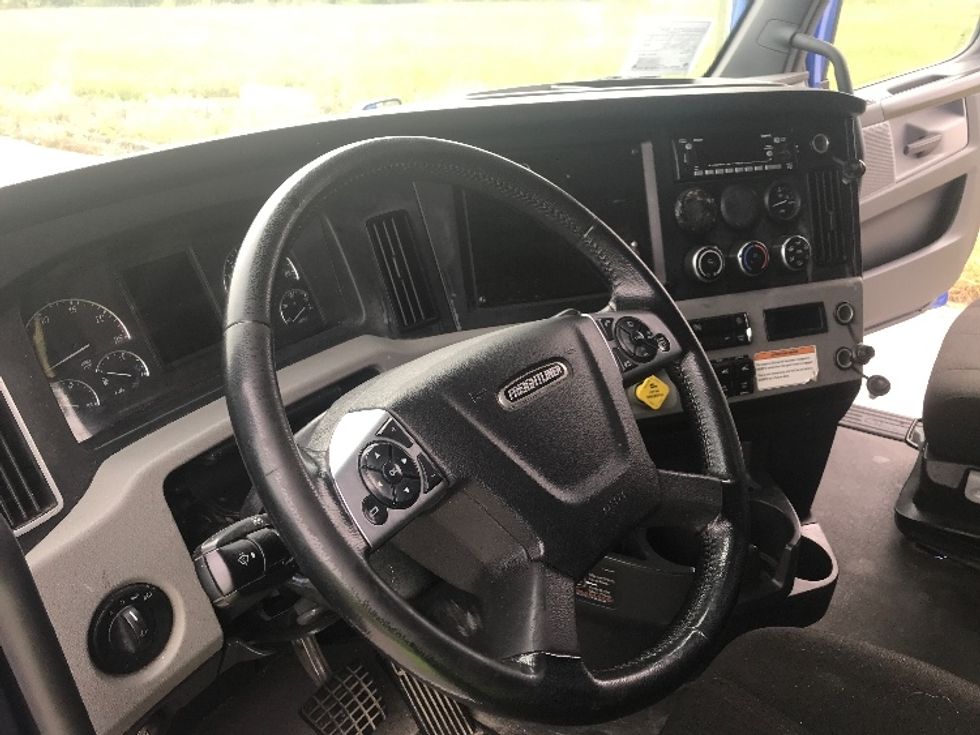 Sleeper Tractor-Heavy Duty Tractors-Freightliner-2022-T12664ST-Evansville-IN-501,099\n\t\tmiles-$ 68,250 - Image 10