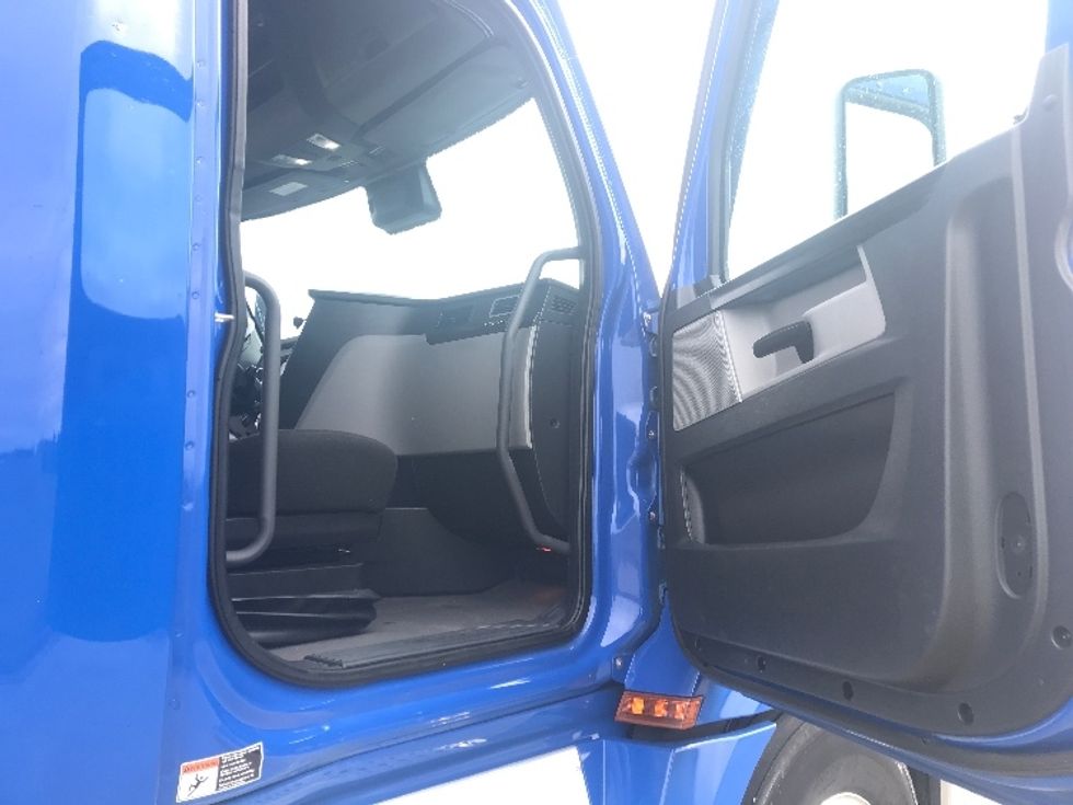 Sleeper Tractor-Heavy Duty Tractors-Freightliner-2022-T12664ST-Evansville-IN-501,099\n\t\tmiles-$ 68,250 - Image 13